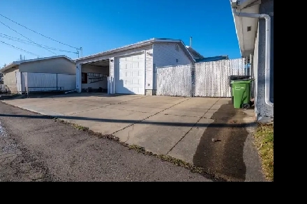 Triple Car Garage Oversized (31'x25') 10' Doors, 5 Bedroom House Image# 2