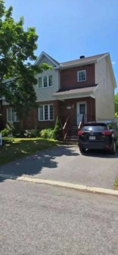 AVAILABLE NOW - BEAUTIFUL SEMI-DETACHED IN FAMILLY NEIGHBORHOOD Image# 1