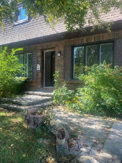 AVAILABLE NOW - BEAUTIFUL AND RENOVATED SEMI-DETACHED WITH 3BRMS Image# 1