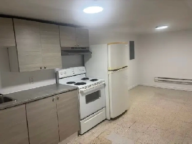 4 1/2 avec 2 chambres fermées, internet, eau chaude et parking Image# 1