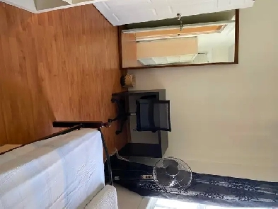 Cozy room in eastyork available Now ,single/couple Image# 1