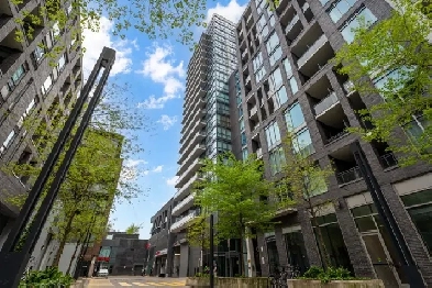 Queen West 1 Den Condo – CN Tower & Lake Views Image# 1