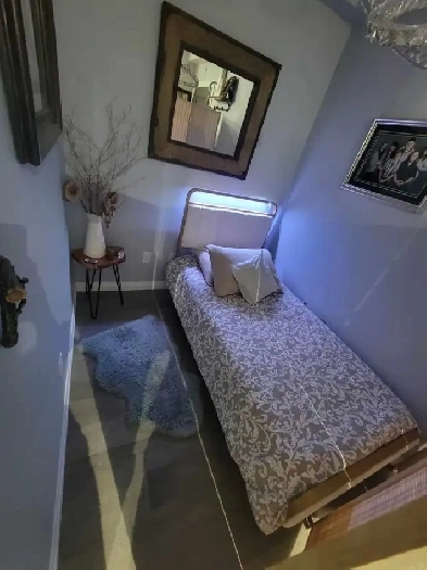 Small bedroom / den for rent in condominium near Square One Image# 1