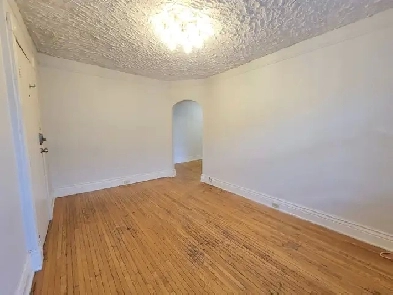 Beautiful 1 Bedroom Downtown LO – $1350   Hydro – Avail. Dec 1st Image# 1