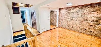 TOP-FLOOR 3½ MONTREAL DOWNTOWN - 1370$/CALL: ( 438) 873 - 8708 Image# 1