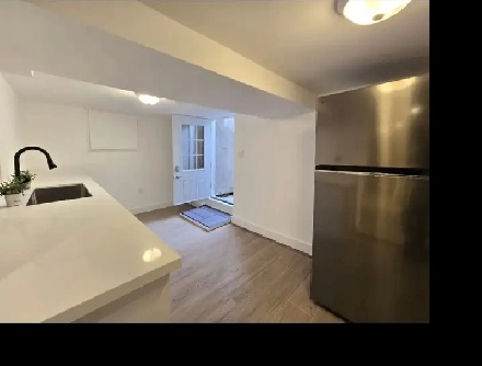 Queen and Bathurst $1500 Image# 1