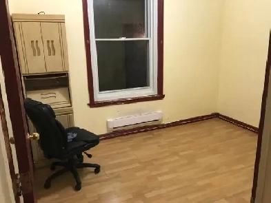 Grande chambre non meublée a louer a partir du 1er décembre Image# 1