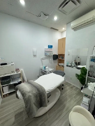 Room for Rent in a Busy HighTraffic Salon  Richmond Hill