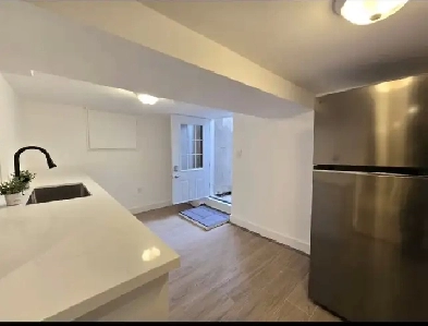 Queen and Bathurst $1500 Image# 1