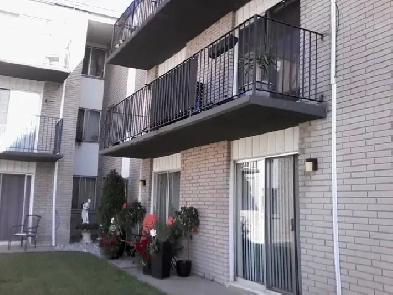 Spacious 1 Bedroom/Balcony FREE parking, $1459.  Hydro Image# 1