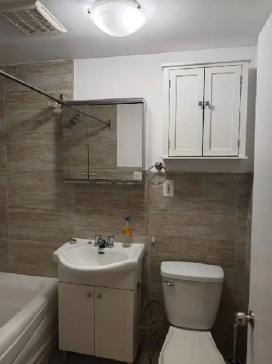 Renovated large 4 1/2 NDG (close Monkland Village) for Dec./Jan