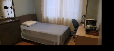 Chambre meublée disponible pour une femme, proche de métro Sauvé Image# 1