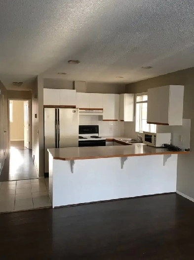 Spacious 3-BRM main floor suite in desirable Montgomery NW Image# 1