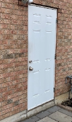 1 BEDROOM BASEMENT APPARTMENT - JUST MINUTES FROM SQUARE ONE! Image# 1