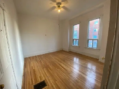 HUGE ROOM WITH LOTS OF LIGHT IN RENOVATED VICTORIAN HOUSE Image# 1