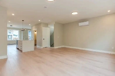 ALL UTILITIES INCLUDED! Premium Upper Unit 3 Bedroom Townhouse Image# 1