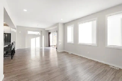 1836sqft 3bdrm Home in Charleswood w/ Plenty of Builder Upgrades Image# 1