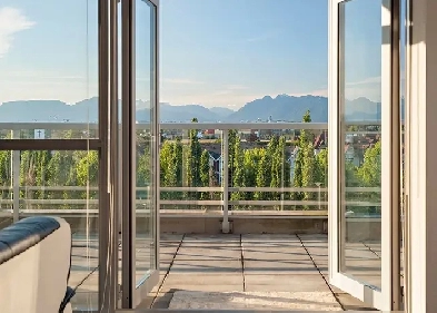 Luxury Penthouse – Your sanctuary with Panorama Mountain View Image# 3