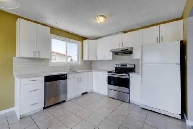 3 Beds Dining  Living 2 Parking: Main Level Unit in Dovertree SE Image# 1