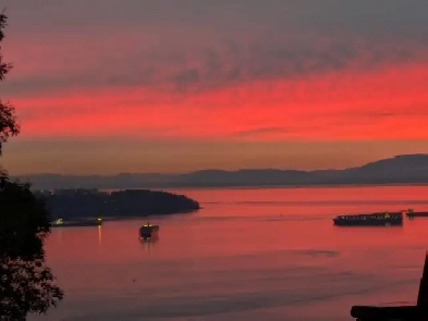 Stunning top floor studio with ocean views! Image# 2