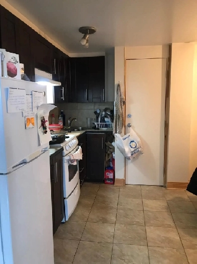 Métro Parc 2 1/2 TOUT INCLUS, 850$ Image# 1