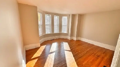 Beautifully Updated, Spacious Three Bedroom House (Front Unit) Image# 1