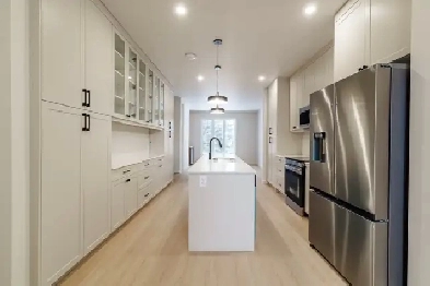 Stunning 3 Bedroom Townhouse! Move in Ready! Image# 1