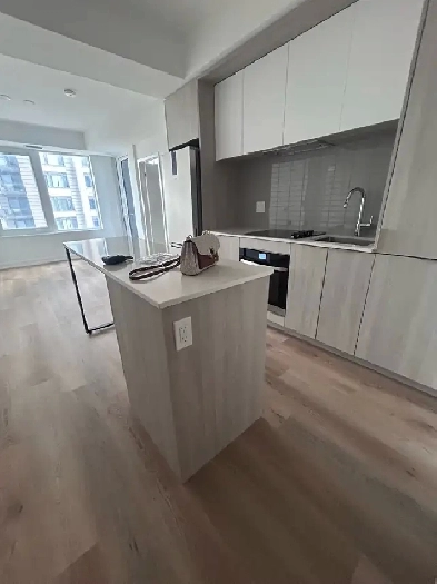 2 bed 2 bath 1 locker Square One Image# 1