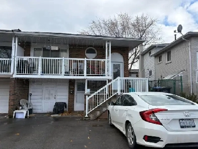 3 Bedroom Main Unit Available for Rent in Bramptom Image# 1