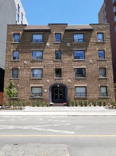 Midtown living, steps to TTC, Loblaw, Shoppers Drug Mart Image# 1