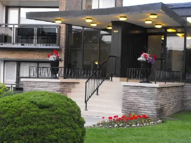 Quiet renovated building steps  to TTC, Sobeys, Shoppers Image# 1
