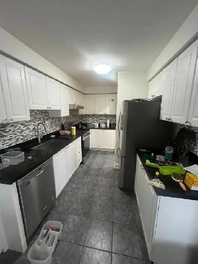 SHARED ROOM AVAILABLE IN MISSISSAUGA. HEART OF CITY Image# 1