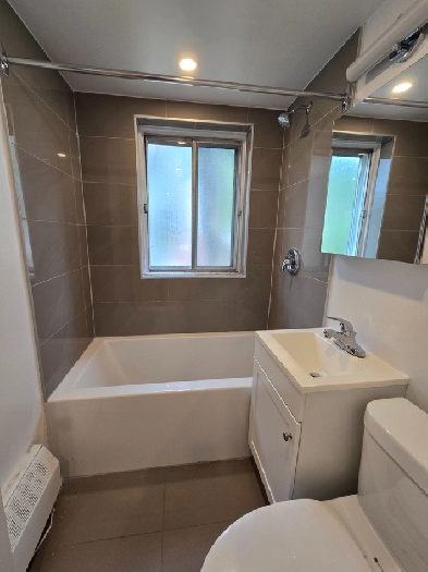 4 1/2 Cote Des Neiges RENOVATED– 1 year promo Image# 1