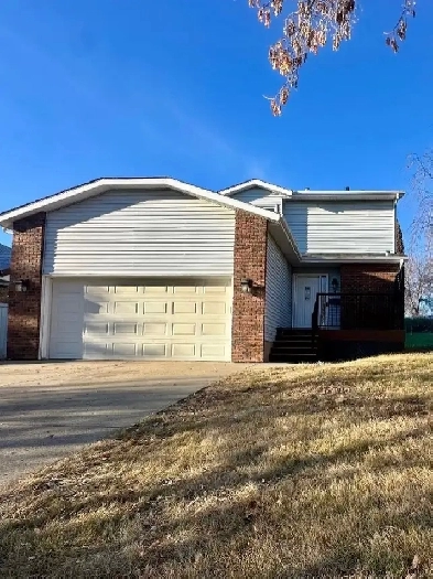 Whole House: 4Bed   2.5 Bath XXL Yard Home in St. Albert Image# 4