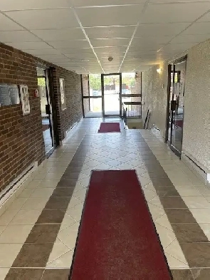 Ouest de l'île, maison de ville rénovée, de style condo. Image# 1