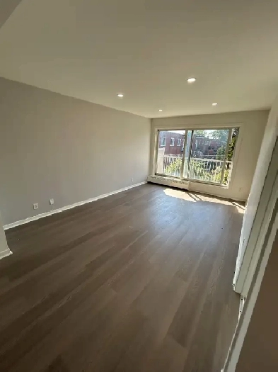 3 1/2 LIBRE Visite entre 11:00 et 3:00 Lundi au Vendredi. Image# 1