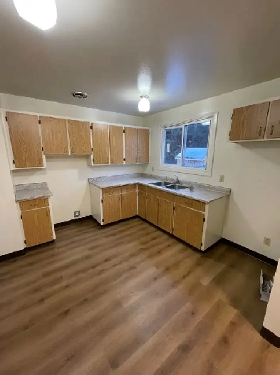 Spacious 3 Bed, 1 Bath Duplex at 942 John St Image# 9