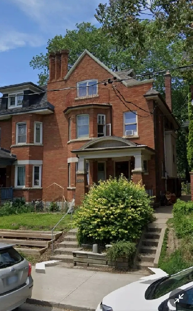 $1300 Bright Bachelor Pad – King & Beaty Image# 1