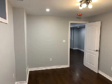 One bedroom bright basement apartment in Oakville Image# 1