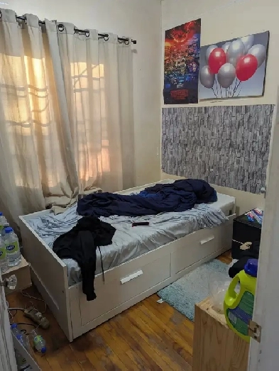small room 400$/month as of december 1st Image# 1