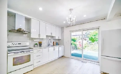 BRIGHT AND SPACIOUS ROOM FOR RENT - OAKVILLE Image# 1