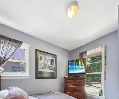 01 Bedroom for $950 for couple/girls Redwood Ave UW/St.clair Image# 1