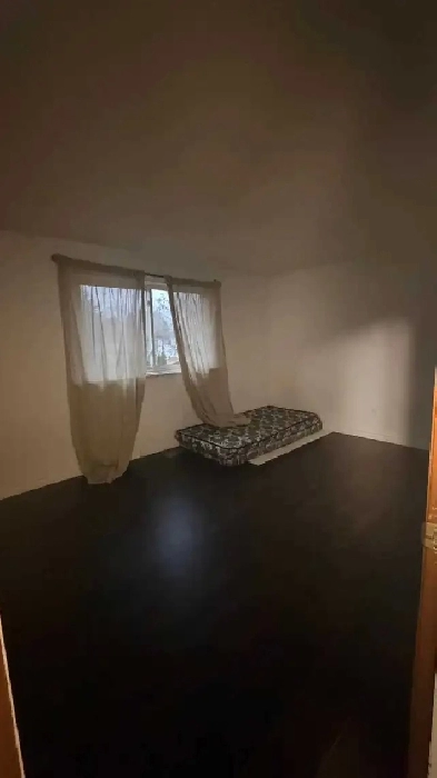 Private & Sharing mainfloor room for rent in Guelph Image# 2