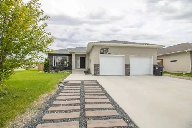 STEINBACH: 5 Bdrm, 3 Bath Home in Excellent Location! Image# 4