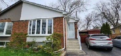 Three-bedoom Erindale house with deck & huge yard! Image# 1