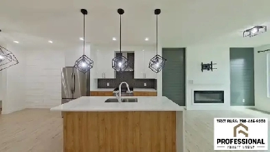 3 Bedroom / 2.5 Bathroom MAIN SUITE in SW Edmonton with Garage Image# 1