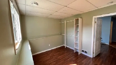 Available now - private room opposite Fanshawe Oxford st -750 Image# 2