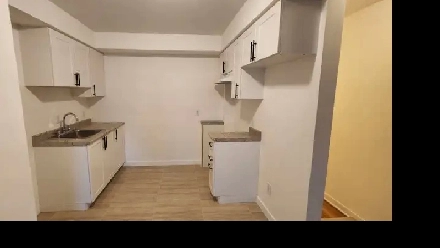 ONE FREE MONTH - Excellent 4 ½, large, renovated and bright Image# 1