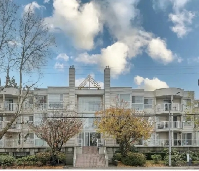 Bright & Renovated 1 Bed   Den – 813 SqFt – Pets Welcome Image# 4