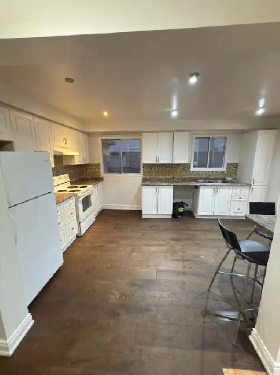 Master Bedroom (Priv Bath) for rent - Square One Image# 1